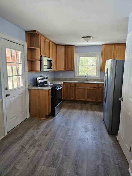Building Photo - 548 Greenway Dr