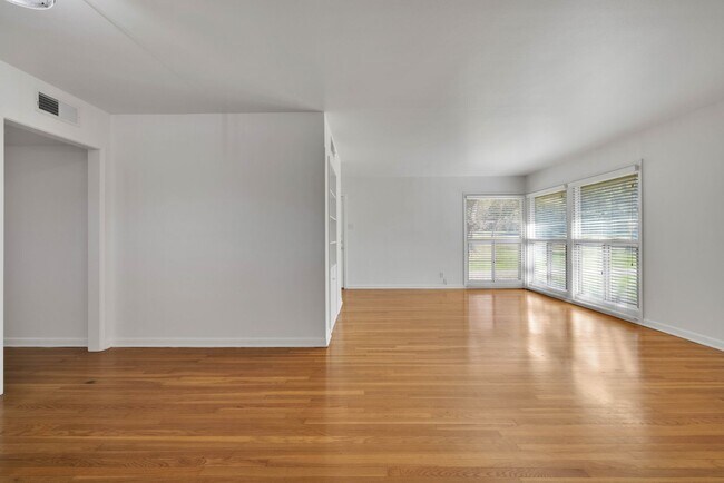 Building Photo - Oakhurst Duplex