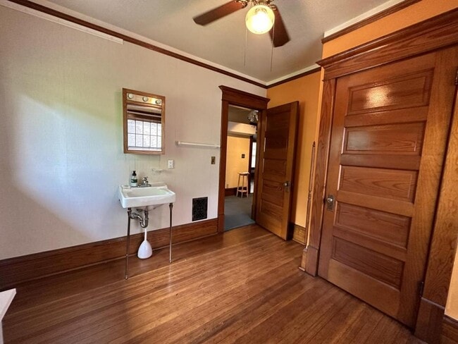 Building Photo - 431 N Cherry St