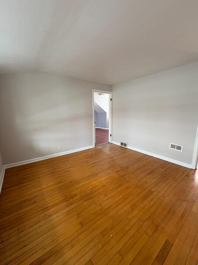 Building Photo - 2132 S 75th St