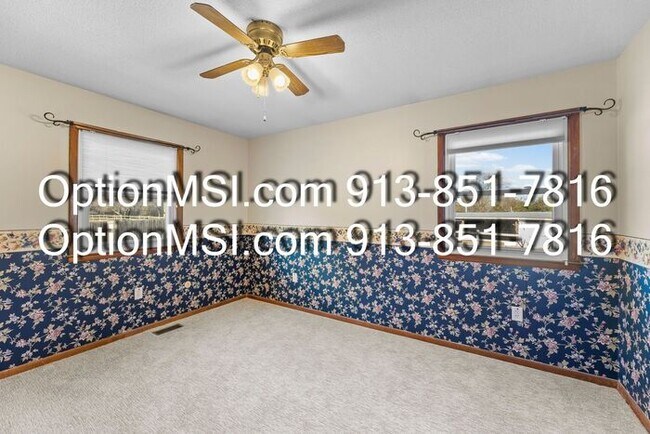 Building Photo - Country Charm Just Minutes From Lawrence!