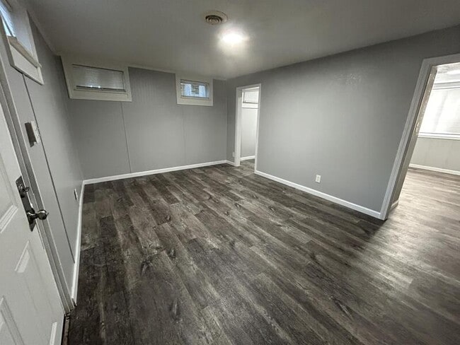 Building Photo - 833 E 21st Ave