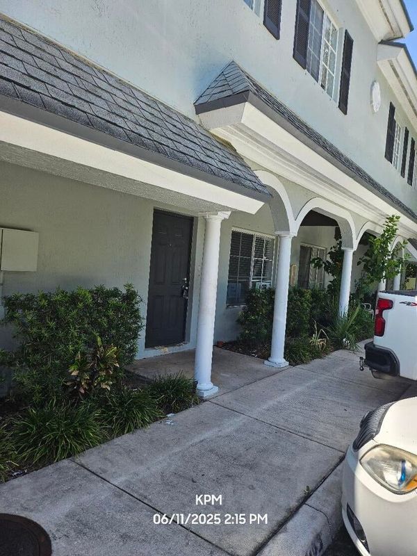 Building Photo - 1109 Colonial Palms Way
