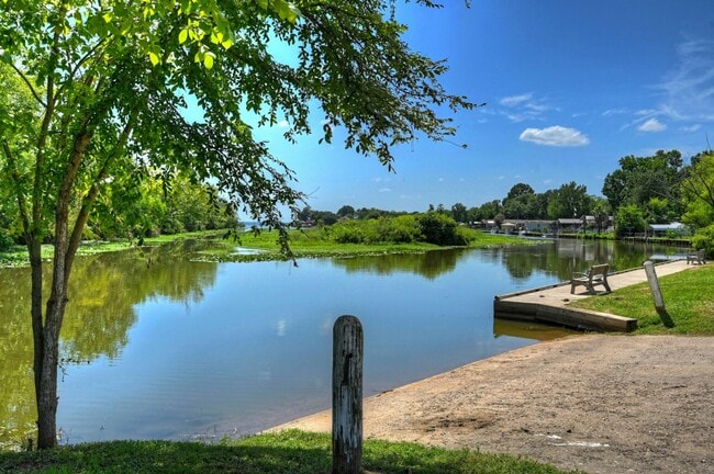 Building Photo - 9812 Arbor Oak