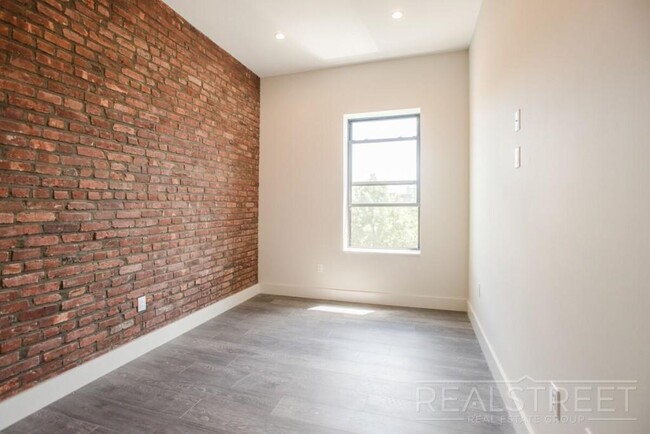 Building Photo - Stunning Large 2 Bed in Crown Heights