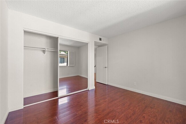 Building Photo - 9000 Vanalden Ave