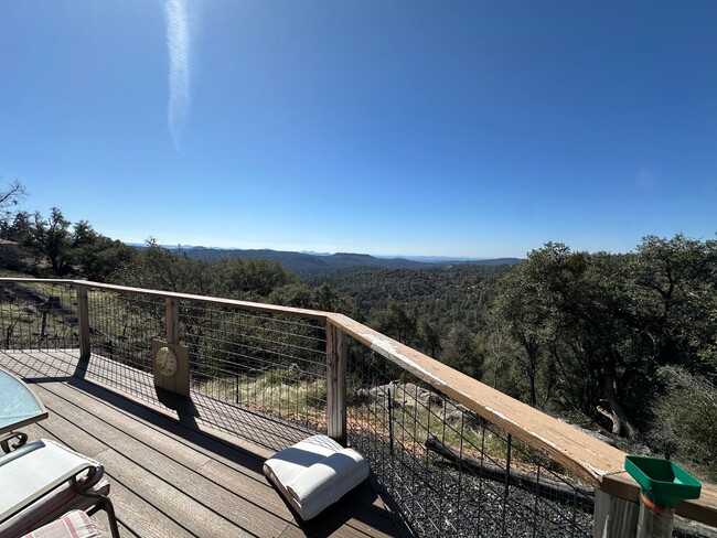 Building Photo - Amazing views in a quiet neighborhood!