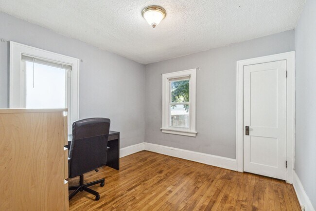 Building Photo - Huge 5 Bedroom - SFH- Walk to Macalester!