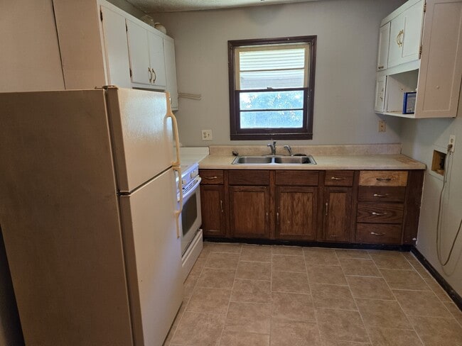 Building Photo - 402 Artmus St