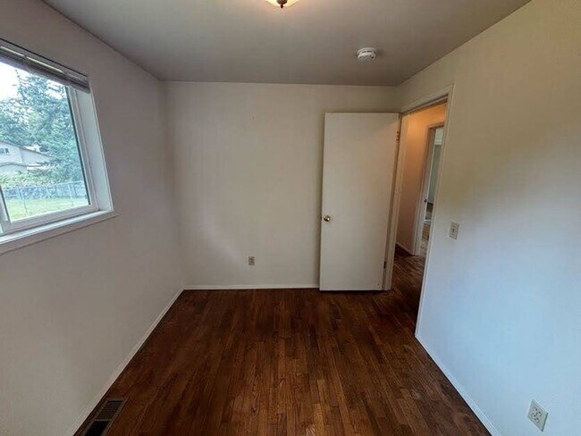 Building Photo - Charming 3-Bedroom Rambler with Spacious Yard & Convenient Location
