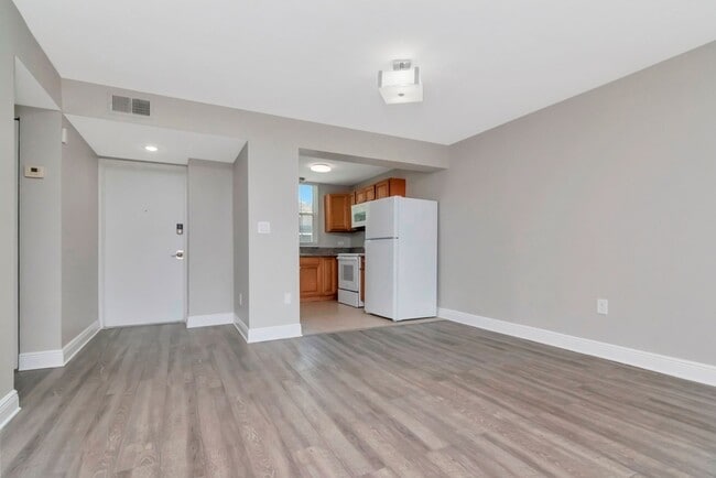 Building Photo - Ground Floor - Corner/End Unit - Upgraded ...