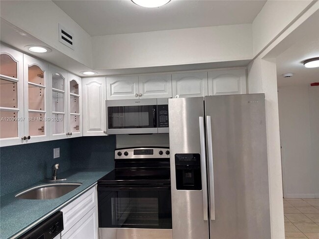 Building Photo - 2715 Tigertail Ave