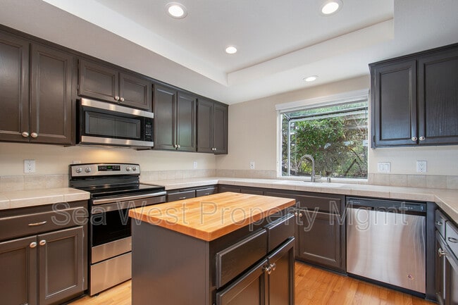 Building Photo - 846 S Cedros Ave