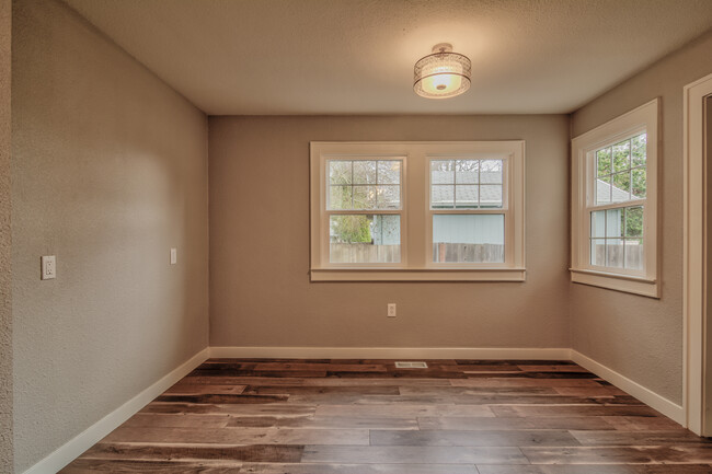 dining area - 153 NE Jefferson St