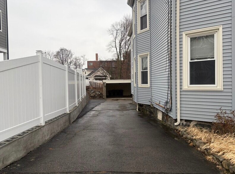 Building Photo - 10 Lambert Ave