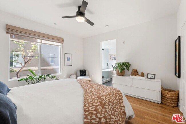 Building Photo - 6020 S Seabluff Dr