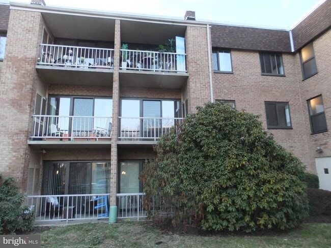 Building Photo - 1640 Oakwood Dr