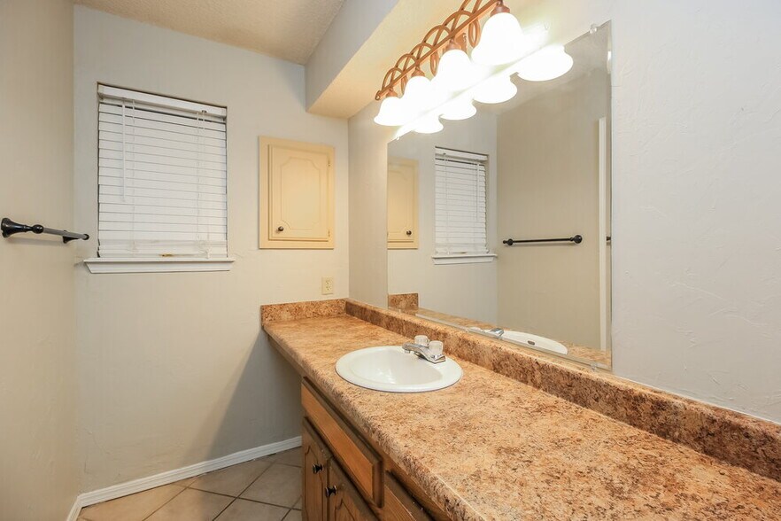 Building Photo - 8117 Turtle Dove Dr