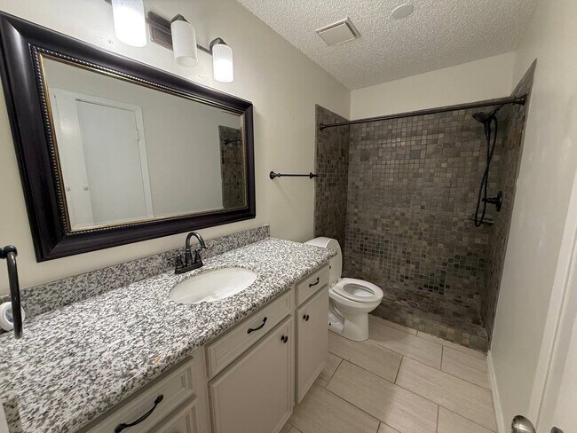 Building Photo - 646 Fair Oak Dr