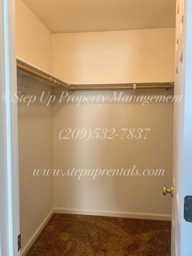 Building Photo - Welcoming and Spacious 3 Bedroom 2.5 Bathroom Home in Sonora!