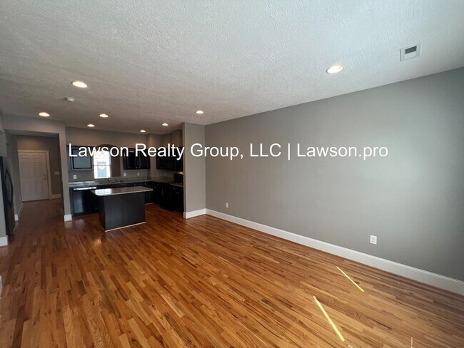 Building Photo - Luxurious Colonial Green Townhome with Garage