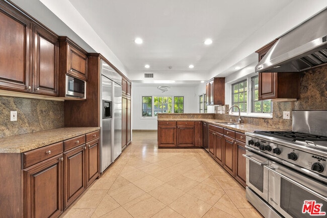 Building Photo - 717 Alta Dr