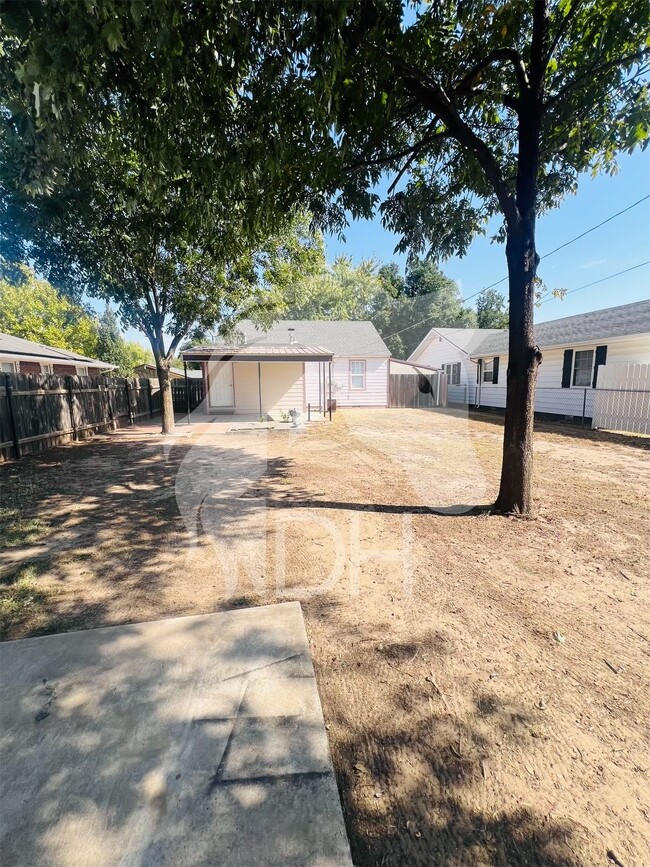 Building Photo - 1818 N Washington St