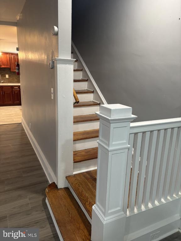 Building Photo - 122 Sharon Ave