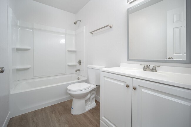 Building Photo - * $500 OFF MOVE IN COSTS * Recently renovated 2 bedroom apartment *