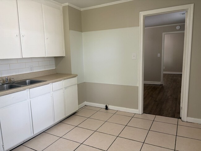 Building Photo - 1 Bedroom, 1 Bathroom Apartment in Greensb...