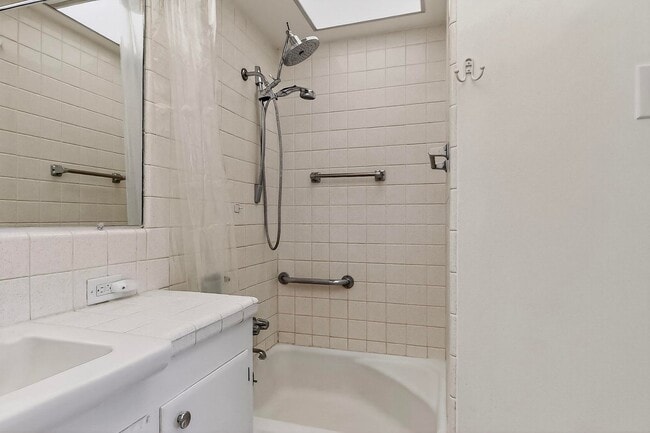 Building Photo - Art Deco Condo 1 Bedroom  1 Bath with cove...