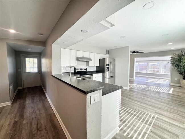 Building Photo - 3913 S Shade Ave