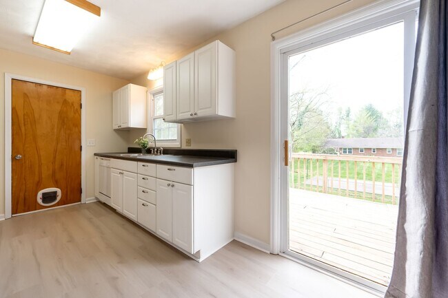 Building Photo - Spacious Ranch Close to Campus