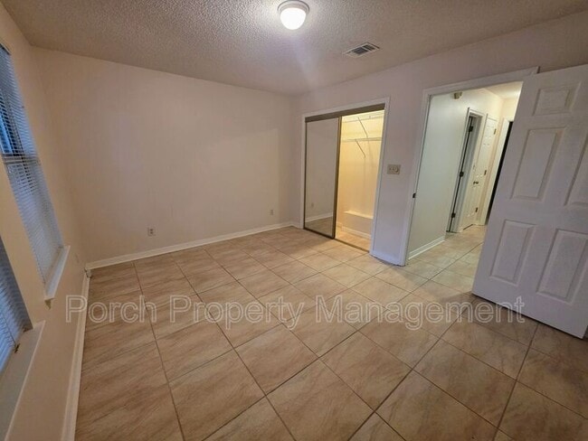 Building Photo - 303 Shoreline Dr