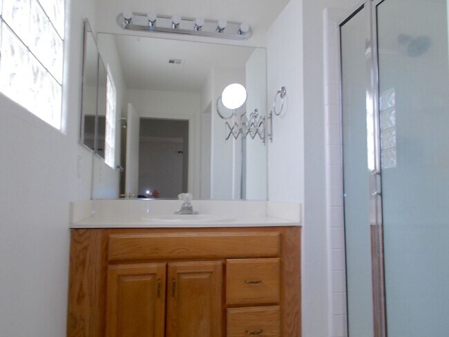 Building Photo - Bright & Spacious 2-Story Home – Move-In R...