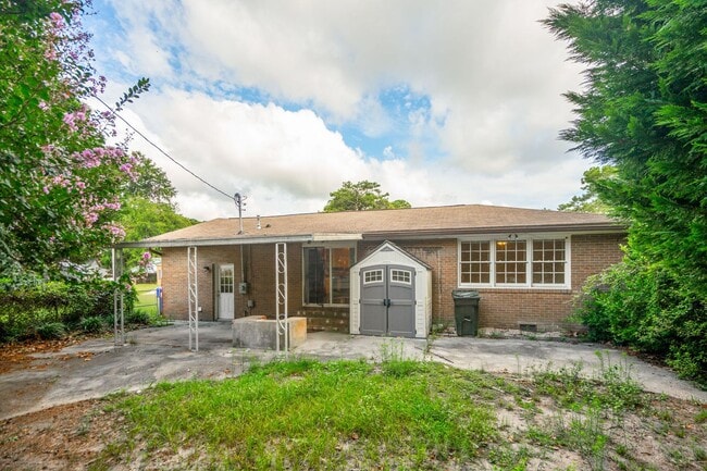 Building Photo - Spacious Single Family Home with Fenced Yard