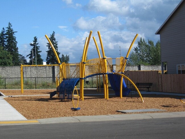 Building Photo - Newer Construction Townhome in Canby