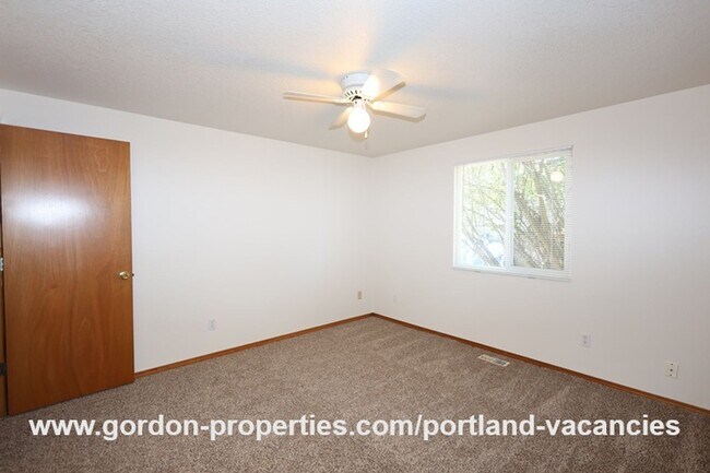 Building Photo - SE Schiller St - ranch style 3 bedroom home