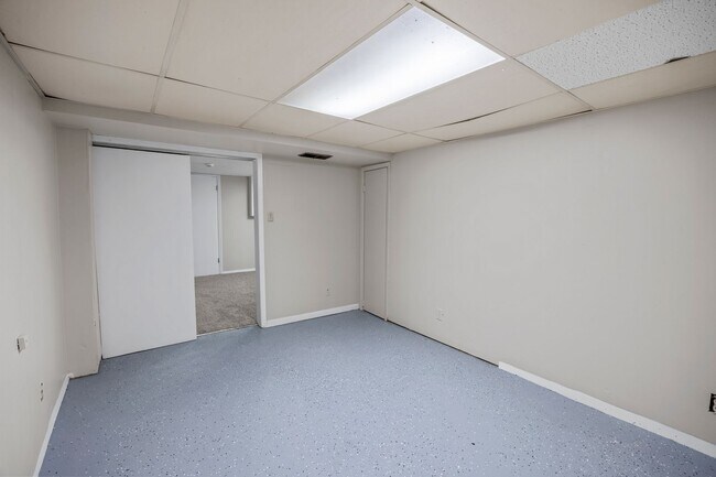 Building Photo - 3 Bedroom 2 Bath 2 Stall Garage Urbandale