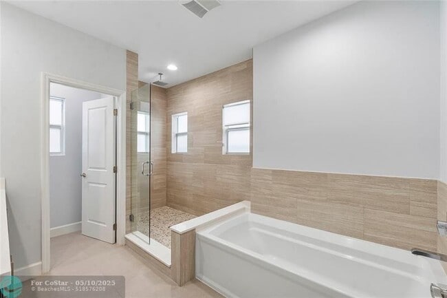 Building Photo - 825 NE 17th Way