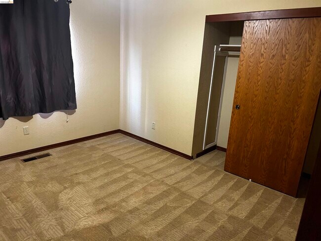 Building Photo - 5593 Drakes Dr