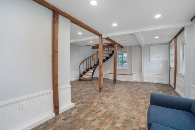 Building Photo - 31 Bridge St