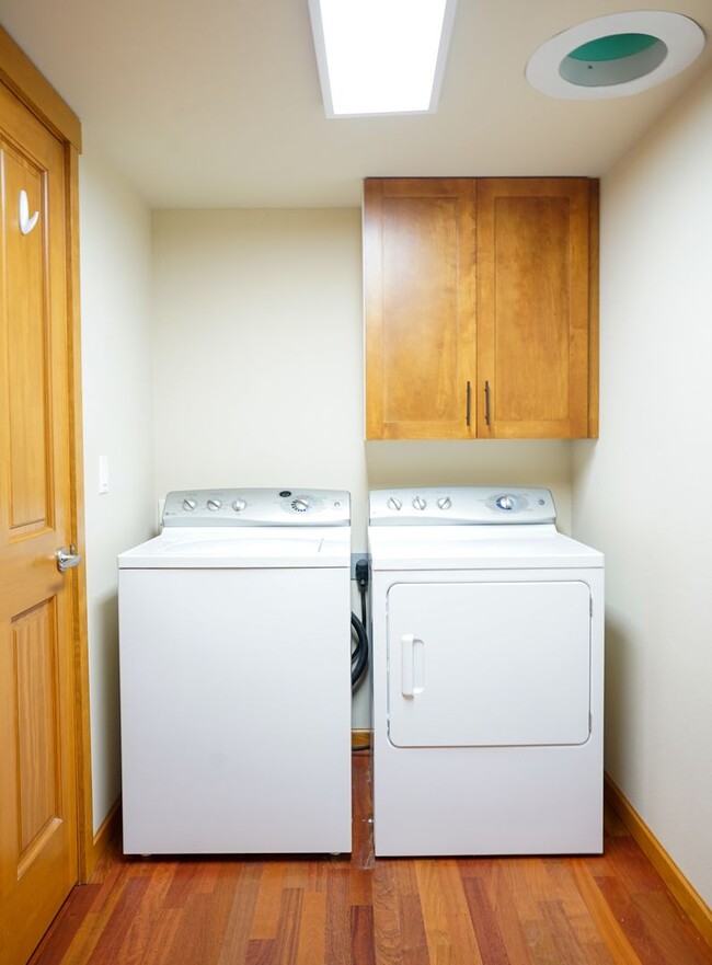 Building Photo - Executive Townhome - Walking distance to C...