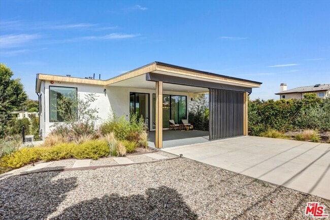 Building Photo - 6656 Dume Dr