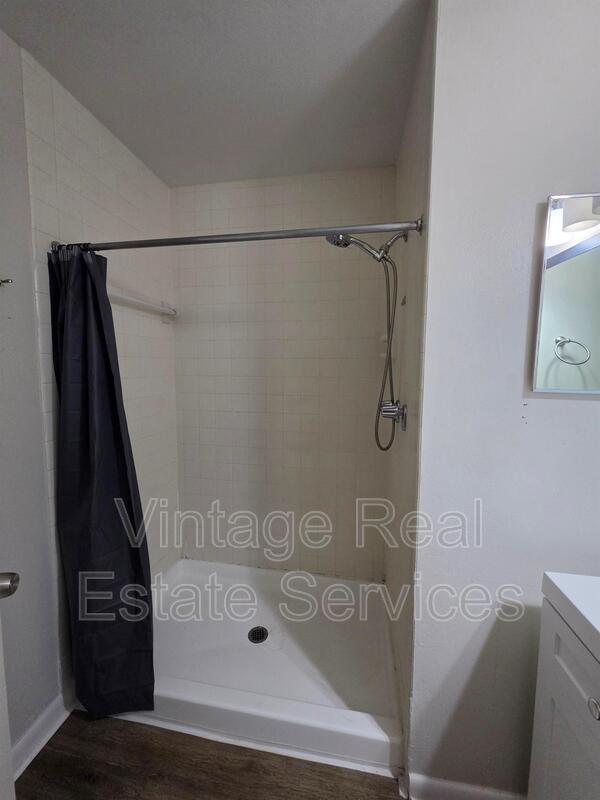 Building Photo - 851 Creekway Ct