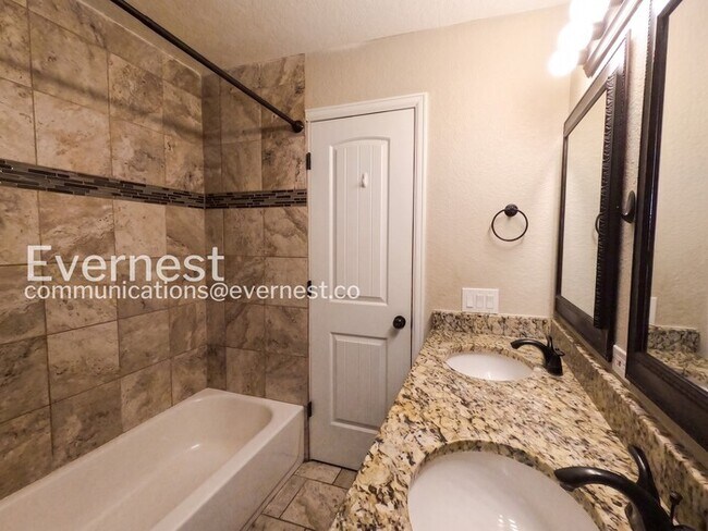Building Photo - 3 Bed/1.5 Bath Home with Fenced yard / Coming Soon!