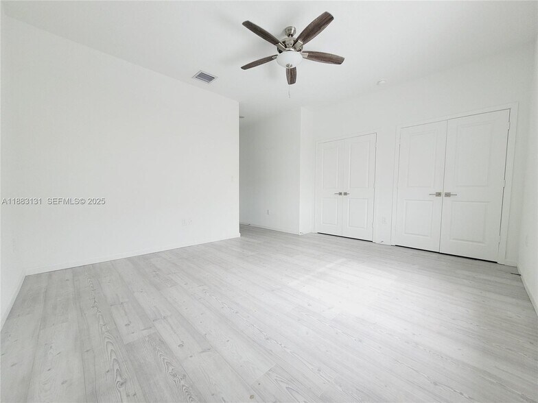 Building Photo - 541 NE 4th Ln