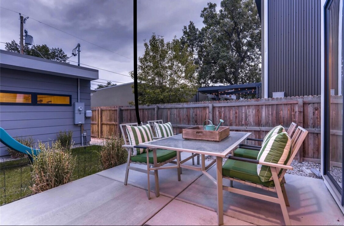 Building Photo - 3528 Stuart St