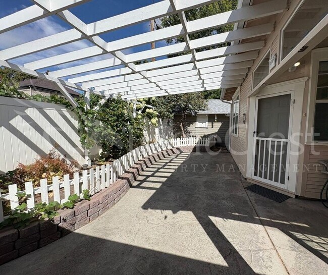 Building Photo - Three Bedroom, Two Bathroom House Near Sha...