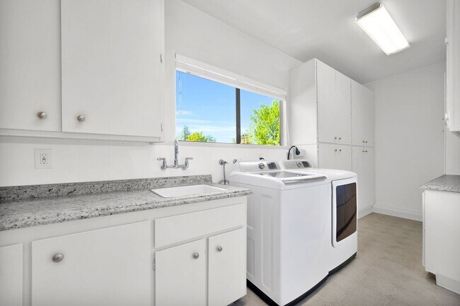 Building Photo - Executive Saratoga Home + ADU | Pool & Spa | Lynbrook High School District